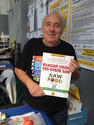 Omaggio a René Andreani.
Al Sana il pioniere crudista che è guarito col cibo. La storia e i consigli di René Andreani, esperto di alimentazione.